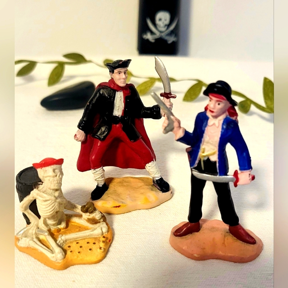Mini figurines vintages Safari Ltd. set of 3 toys (2 Pirates , 1 skeletton)